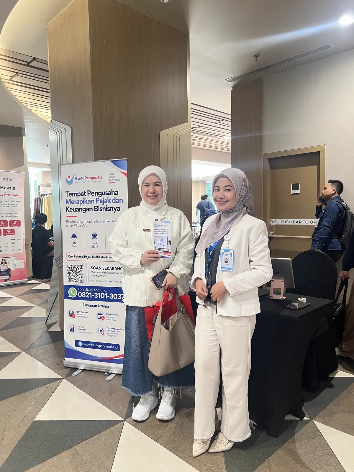 Bantu Pengusaha di booth konsultasi Mukernas TDA 9.0