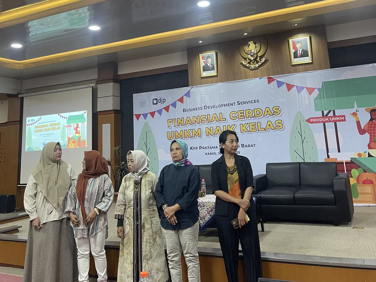 Bantu Pengusaha di acara Business Development Service Finansial Cerdas UMKM Naik Kelas, KPP Pratama Sidoarjo Barat