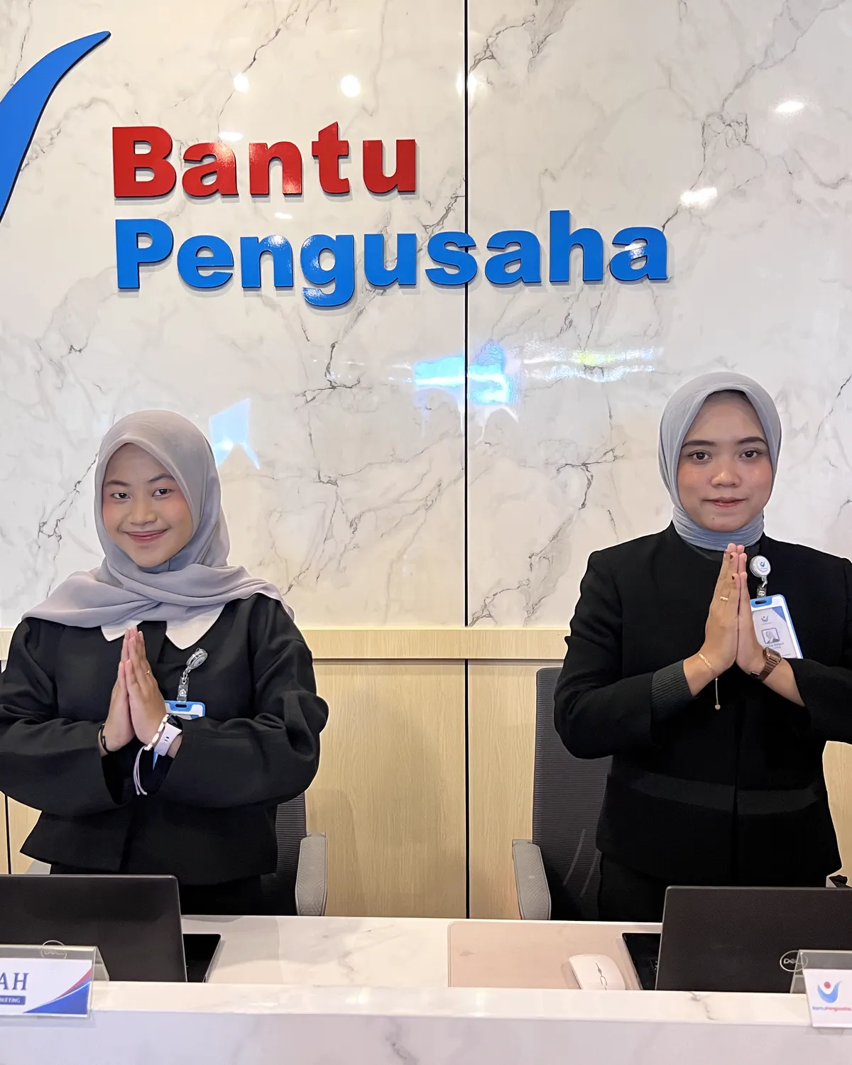 Staf Bantu Pengusaha menyambut tamu di kantor Sidoarjo