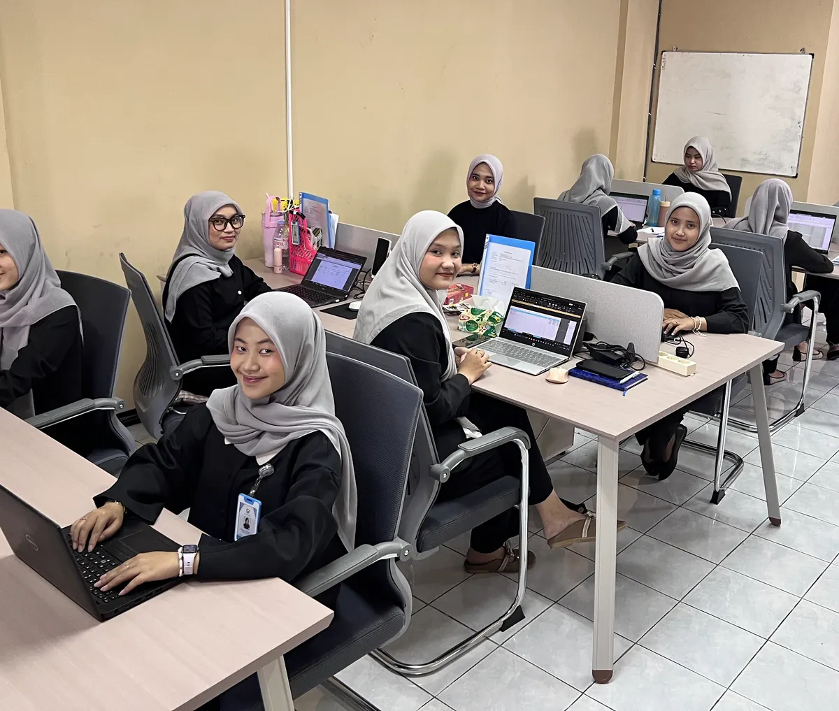 Tim Bantu Pengusaha mengerjakan laporan pajak dan keuangan klien di kantor Sidoarjo