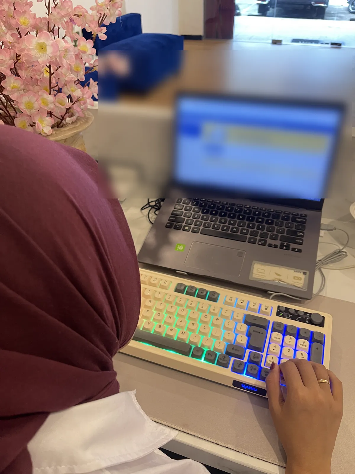 Staf Bantu Pengusaha menginput laporan pajak di laptop
