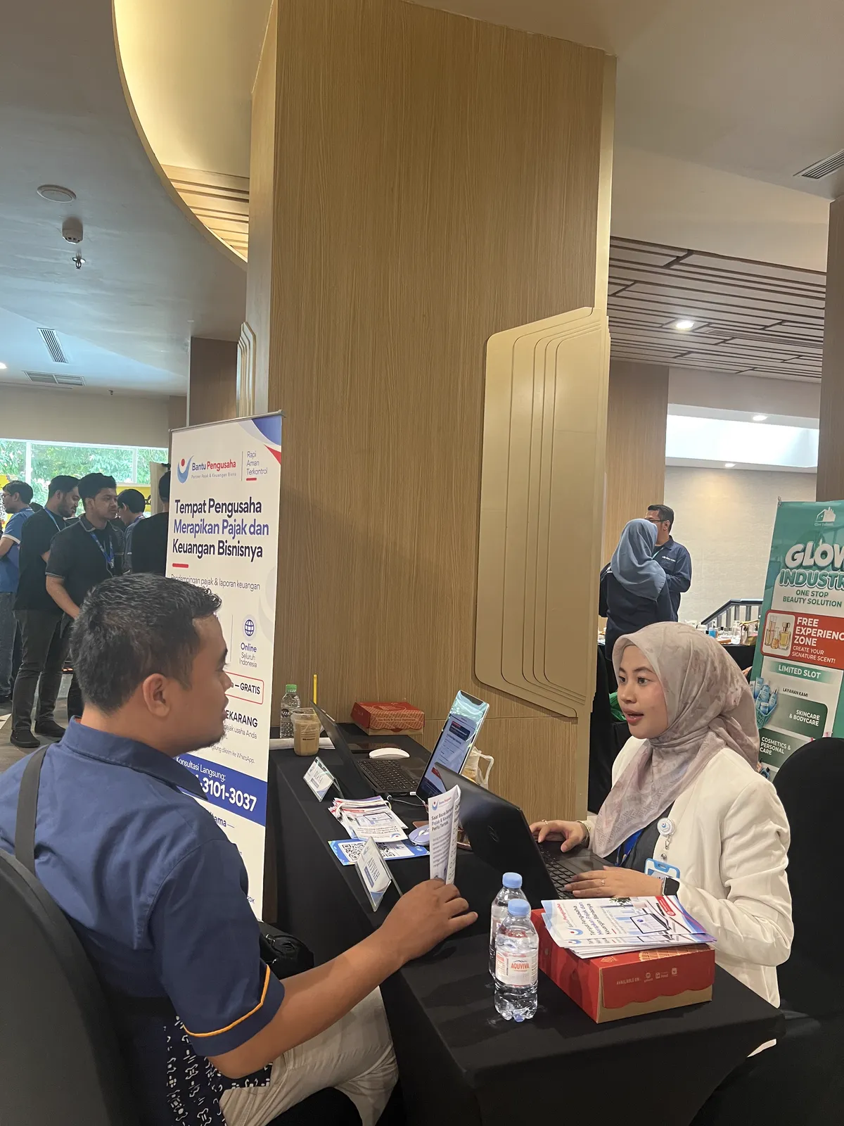 Konsultan Bantu Pengusaha berdiskusi dengan pemilik usaha
