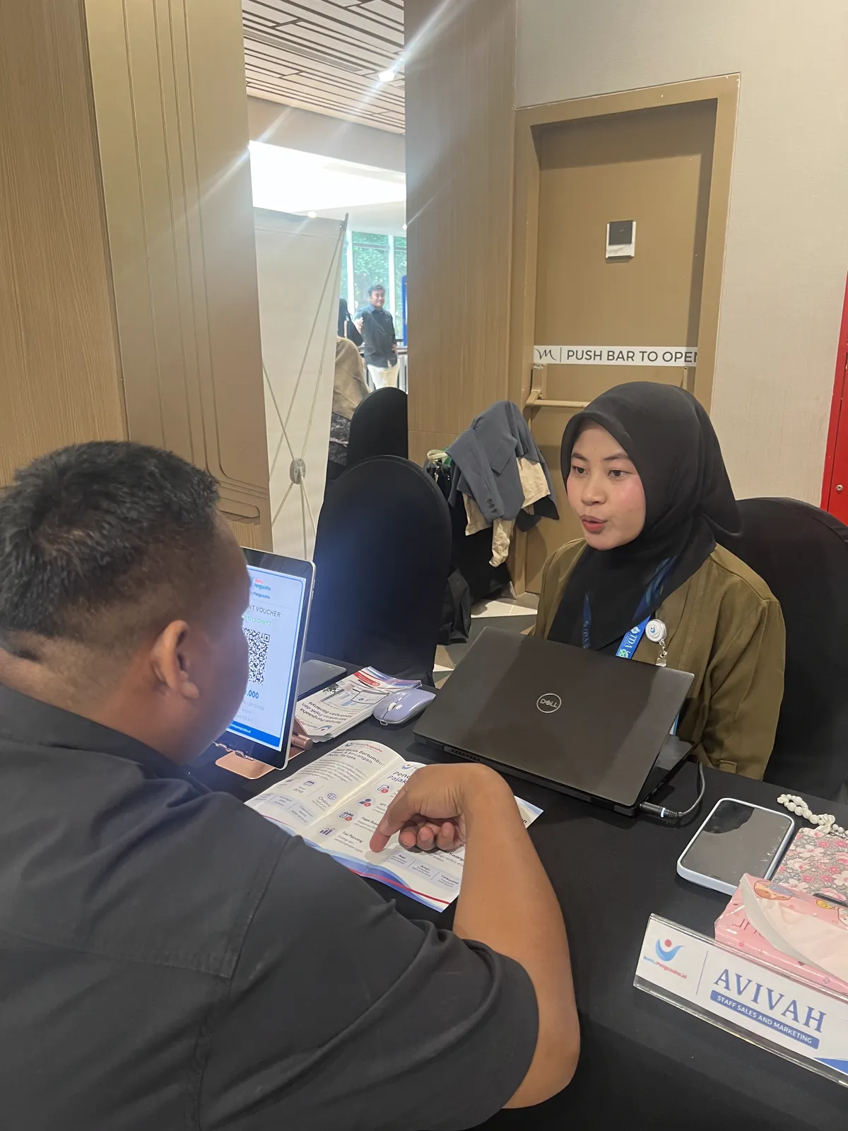 Konsultan Bantu Pengusaha menjelaskan layanan kepada pemilik usaha