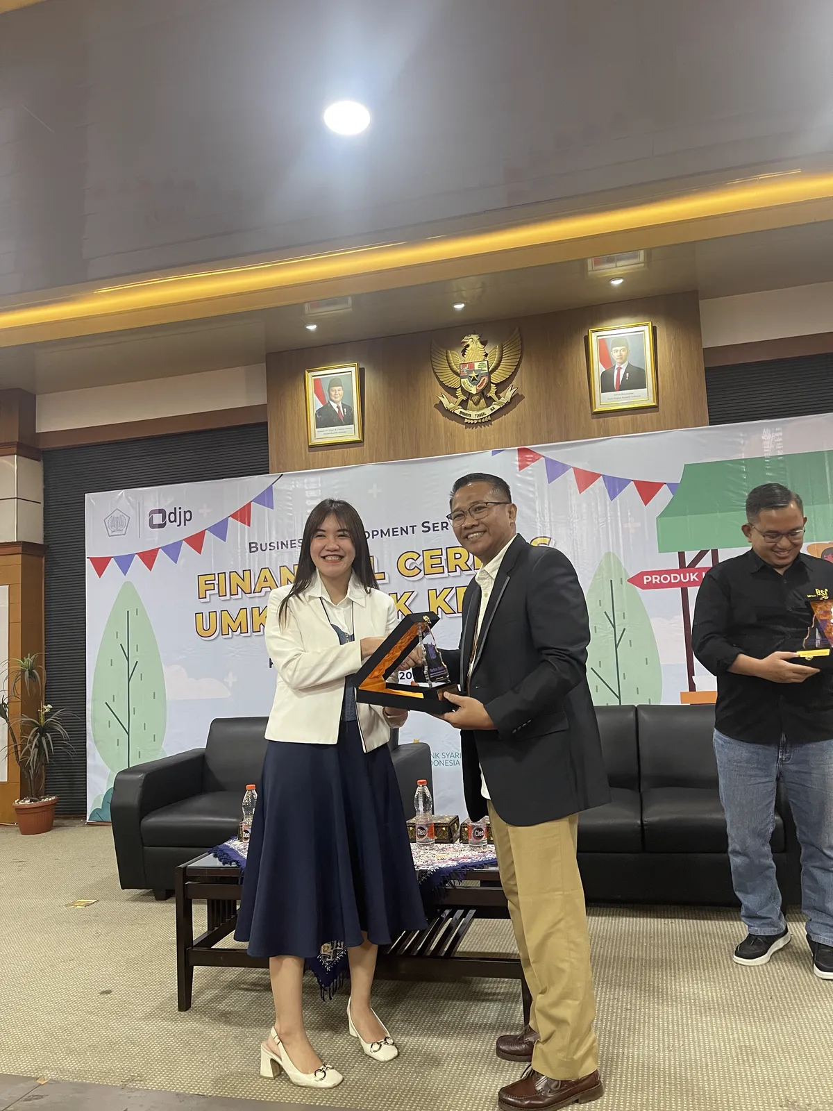 Bantu Pengusaha menerima plakat sebagai narasumber di KPP Pratama Sidoarjo Barat