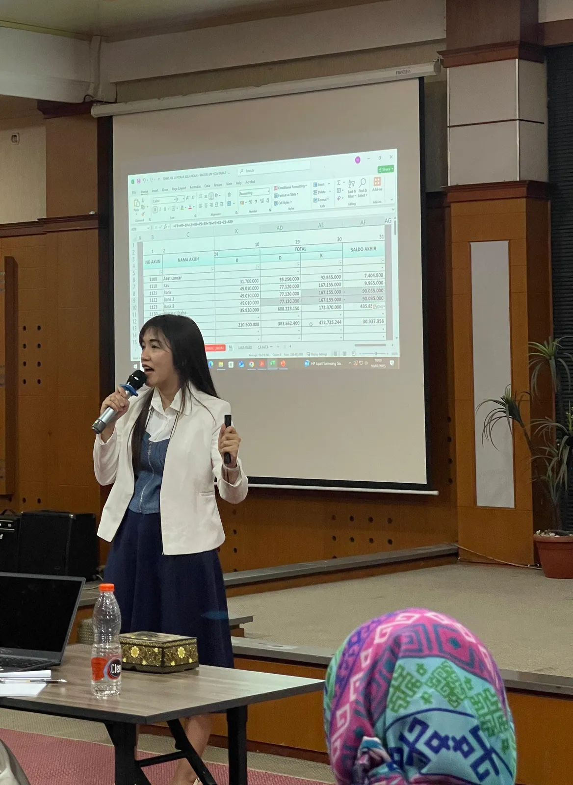 Founder Bantu Pengusaha menjelaskan laporan keuangan di depan peserta