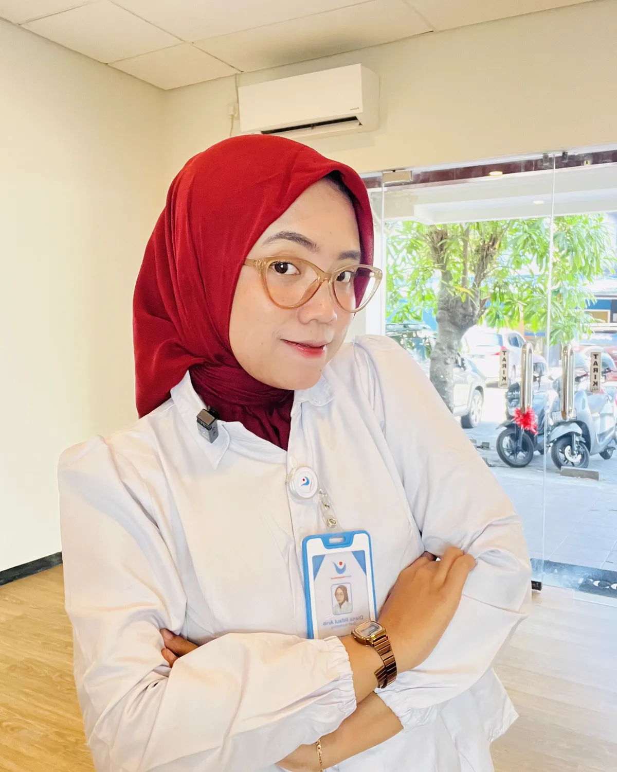 Staf Bantu Pengusaha di kantor Sidoarjo