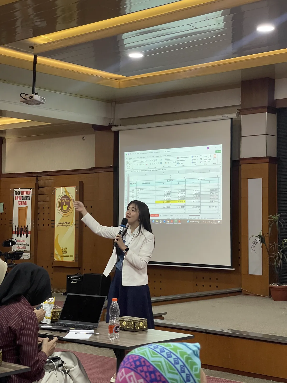 Tim Bantu Pengusaha menjelaskan laporan keuangan di depan peserta