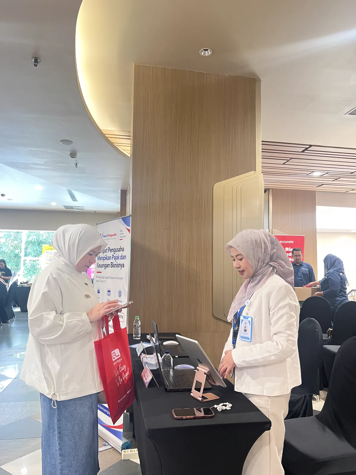 Konsultan Bantu Pengusaha melayani pemilik usaha di booth konsultasi