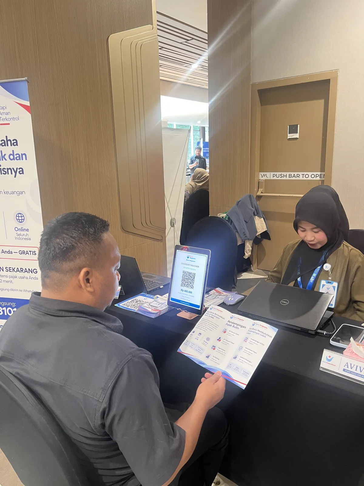 Konsultan Bantu Pengusaha berdiskusi dengan pemilik usaha