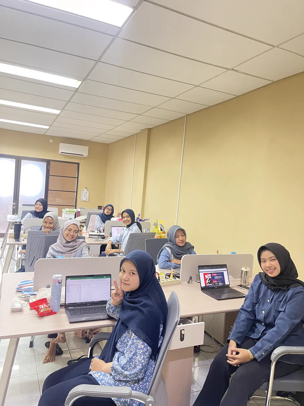 Tim Bantu Pengusaha bekerja di kantor
