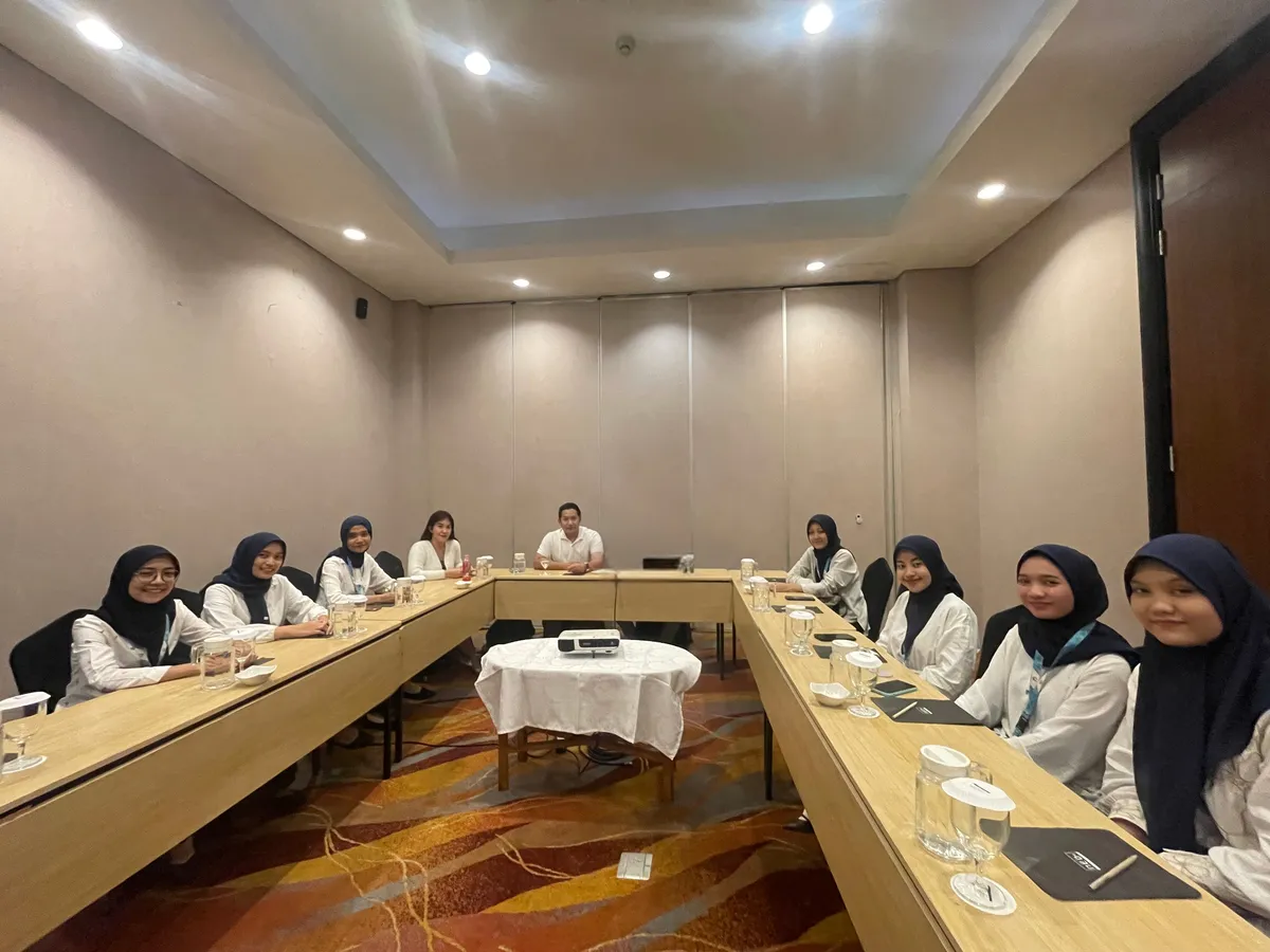 Tim Bantu Pengusaha dalam rapat internal